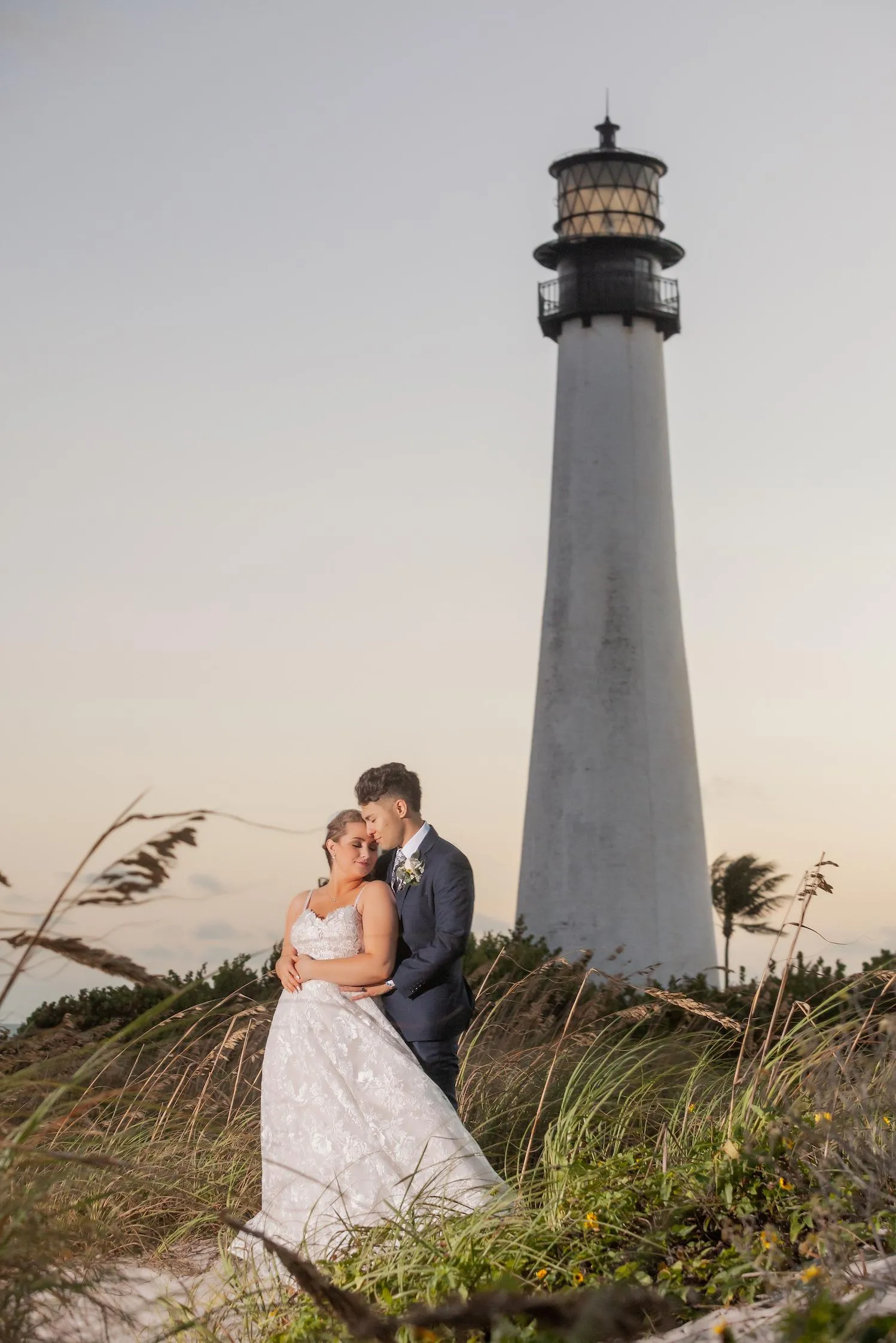 Couple portraits near lighthouse with ocean background